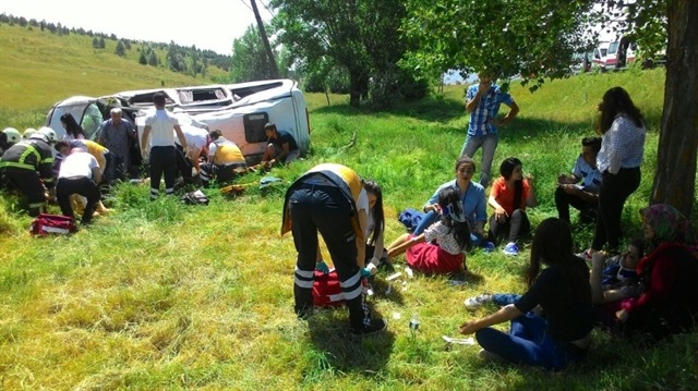 Kütahya’da minibüsün şarampole yuvarlanması sonucu meydana gelen trafik kazasında 10 kişi yaralandı