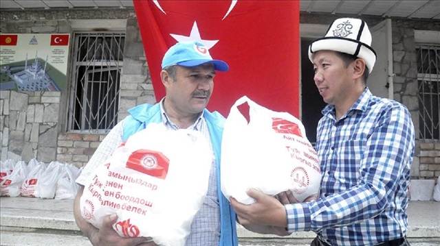 ​  "الديانة التركي" يوزع طرود غذائية على 300 أسرة في قرغيزيا