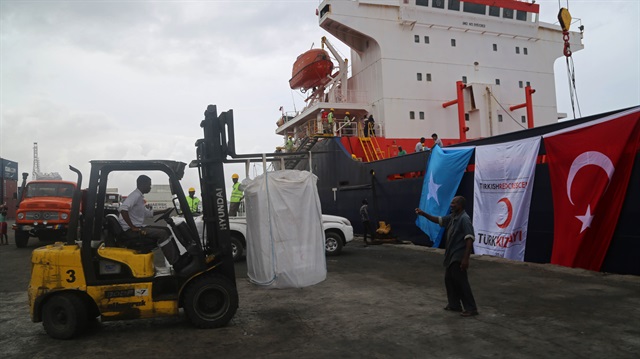 Türkiye'den giden insani yardım malzemeleri Somali'ye teslim edildi