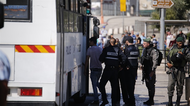 İsrail polisi, Kudüs’te durdurduğu yüzlerce Filistinliyi işgal altındaki Batı Şeria’ya gönderdi.