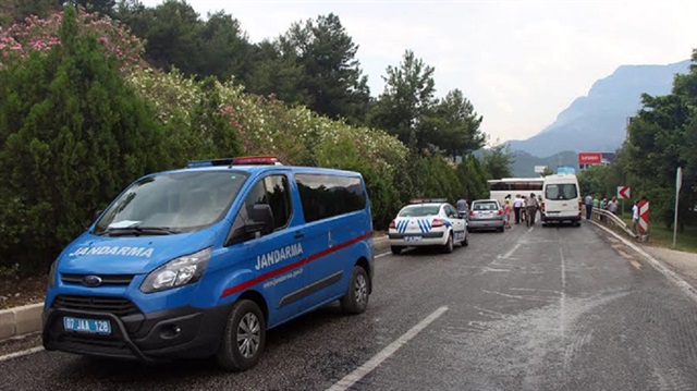 Antalya'nın Kemer ilçesindeki zincirleme trafik kazasında 7 araçta maddi hasar meydana geldi.