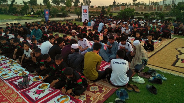 TİKA’dan Pakistan’daki yetimlere iftar