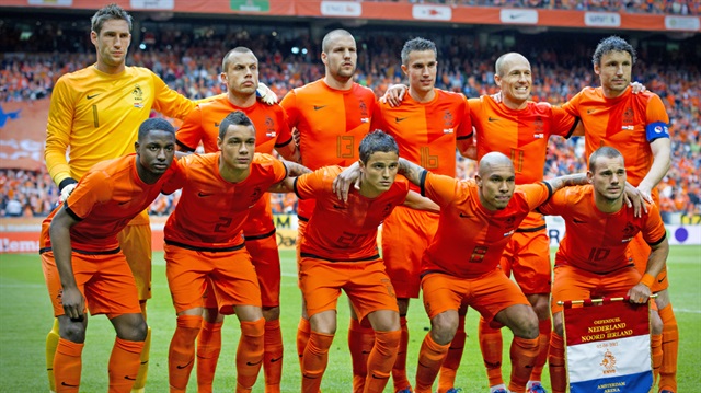 Hollanda Milli Takımı'nın bir dönem önemli isimleri arasında yer alan Heitinga artık Ajax'ın alt yapı teknik direktörlüğünü yapıyor. (Kalecinin sağında)
