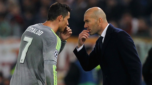 Zidane'ın Ronaldo'yu takımda tutmak için her şeyi yaptığı ancak yıldız ismin ManU'ya yakın olduğu bildirildi.