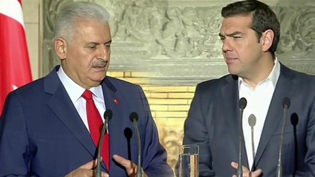 Turkish Prime Minister Binali Yıldırım (L) and Greek counterpart Alexis Tsipras (R)