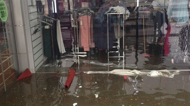 Ankaradaki sağanak yağışta alt geçit ve mağazaları su bastı! Ankara hava durumu