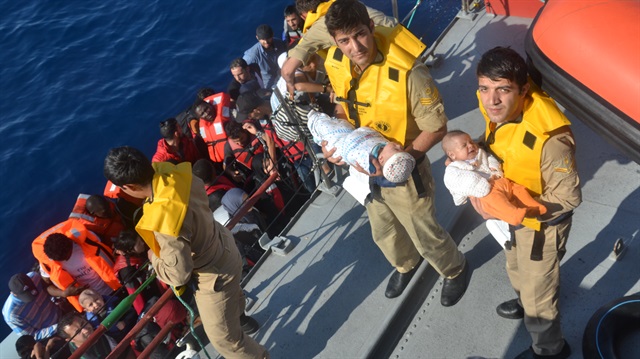 İzmir'in Dikili ilçesi açıklarında kundaktaki bebeklerin de olduğu mülteciler Türk mürettebat tarafından yakalandı.