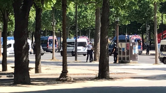 Paris'te caddeler trafiğe kapatıldı.