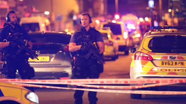 Londra'da Müslümanları hedef alan araçlı saldırı sonrası olay yerindeki güvenlik önlemleri. 