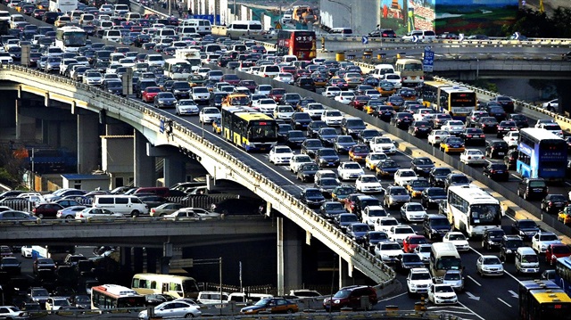 Dünyanın en büyük otomotiv pazarı Çin, bu yıl daralma sinyalleri veriyor. 10 yıldır katlanarak büyüyen Çin'de otomotiv satışları son iki aydır üst üste düştü.