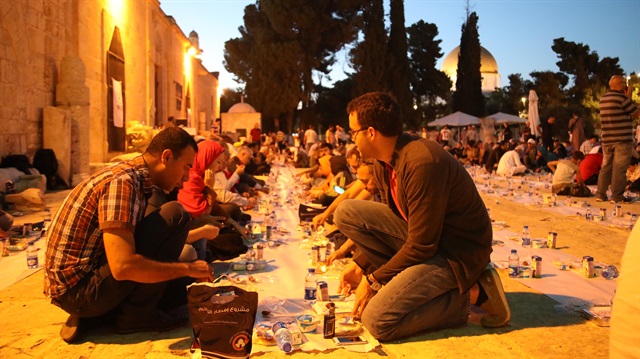 الهلال الأحمر التركي ينظم إفطارا لمئات الفلسطينيين في باحة الأقصى