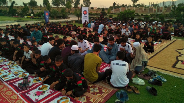 "تكيا" التركية تقيم إفطارين لأكثر من ألف يتيم في باكستان
