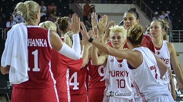 A Milli Kadın Basketbol Takımı, Çekya'nın ev sahipliğinde düzenlenen 2017 Avrupa Şampiyonası B Grubu'ndaki ikinci maçında İtalya'yı 54-53 yenerek, son karşılaşmalar öncesi grup liderliğini ve çeyrek finale yükselmeyi garantiledi.