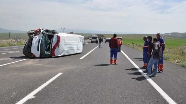 Yerel Haber: Kars-Ardahan Karayolu Mezra Köyü kavşağında meydana gelen trafik kazasında 3 kişi yaralandı. Kaza, Kars Ardahan Karayolu 12. Kilometresinde bulunan Mezra Köyü Kavşağı’nda meydana geldi. 

​