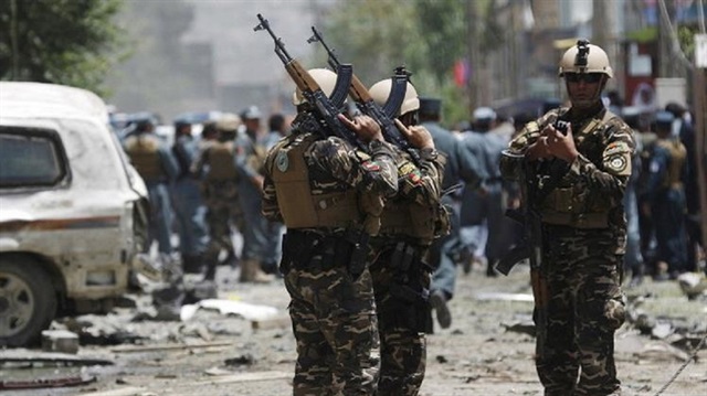 مقتل 8 أفغان من رجال أمن قاعدة أمريكية في هجوم تبنته طالبان
