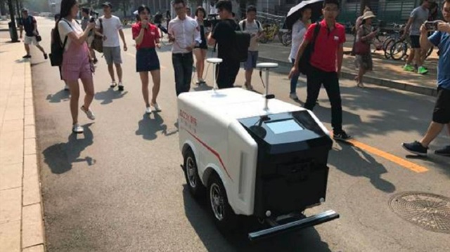 Saatte 3-4 kilometre hızla ürünü alıcı adresine götüren robot kurye, tek seferde yaklaşık 50 kilogram kargo taşıyabiliyor.