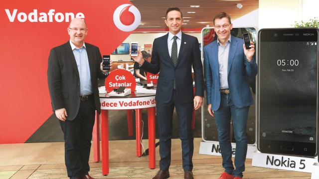 Vodafone ve Nokia işbirliğinin detayları, Vodafone Türkiye İcra Kurulu Başkan Yardımcısı Engin Aksoy (ortada) ve HMD Global Başkanı Florian Seiche’nin (solda) katılımıyla düzenlenen toplantıda duyuruldu.