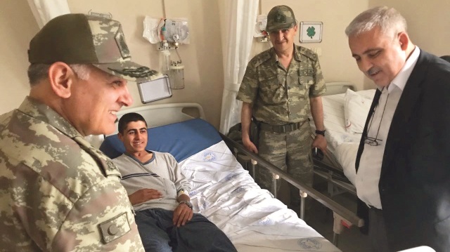 Manisa Valisi Mustafa Hakan Güvençer, tedavileri devam eden askerleri hastanede ziyaret etti. Güvençer, durumları iyi olan 17 askerin taburcu edilmesinin beklendiğini bildirdi.