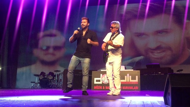 Zafer Doğulu'nun gitarıyla sahne aldığı programda Erdem Eskimez 'Hep Sen' adlı parçayı seslendirdi.