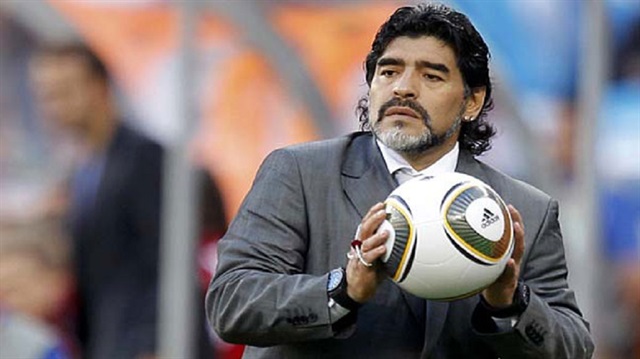 مارادونا يهاجم مدرب الأرجنتين ويصف البرازيلي ألفيش بـ"الغبي"