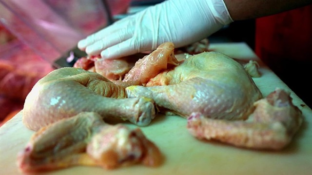 Marketten aldığınız kanatlı et ya hızla işlenmeli ya da tekrar soğuk zincire devam ettirilmeli. Çünkü marketten aldığınız kanatlı etinde bir adet olan salmonella, sıcak havalarda bir saat içinde milyonlarca adede ulaşabilir.