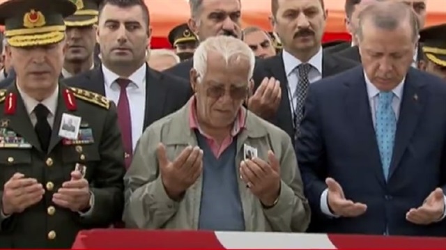 Şehidin cenaze namazına Cumhurbaşkanı Erdoğan ve Genelkurmay Başkanı da katıldı. 
