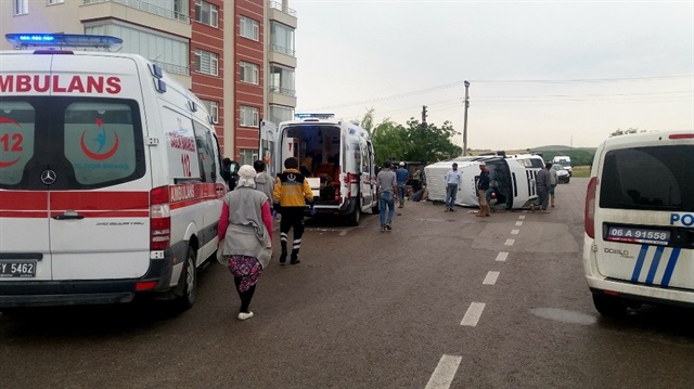 Son dakika... Ankara’nın Beypazarı ilçesinde meydana gelen trafik kazasında 4’ü ağır 11 kişi yaralandı.
