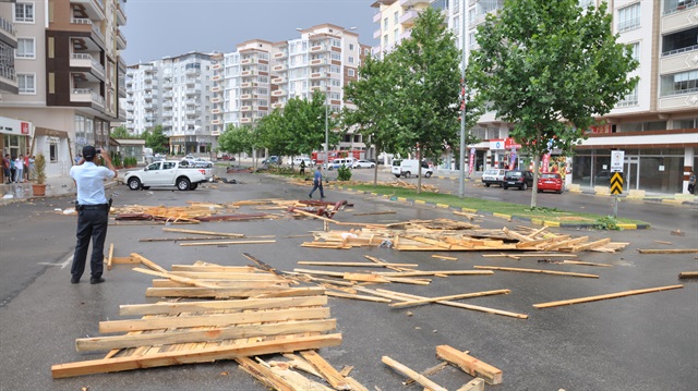 Gaziantep'te fırtına çatıları uçurdu