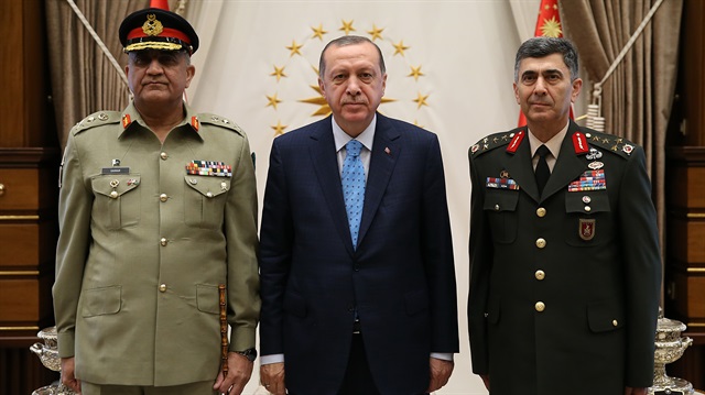 Cumhurbaşkanı Recep Tayyip Erdoğan, Cumhurbaşkanlığı Külliyesi'nde Pakistan Kara Kuvvetleri Komutanı Orgeneral Cavid Kamar Bacva'yı kabul etti.