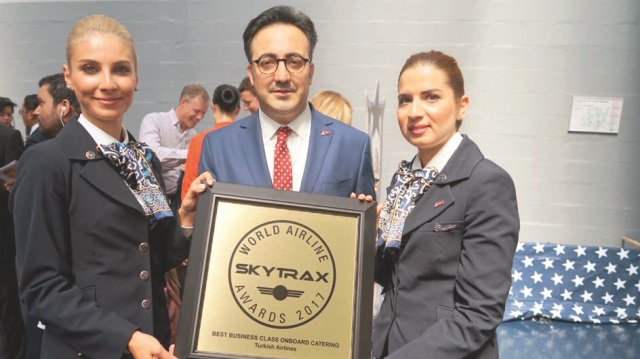 THY, business sınıfı yolcularına sunduğu uçak içi ikram konsepti ile 2013, 2014 ve 2016’da olduğu gibi bu yıl da dünya sıralamasında “En İyi Business Class İkram Servisi” ödülünü da aldı.