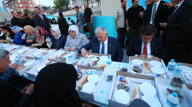 Başbakan Binali Yıldırım, Gebze'de sokak iftarına katıldı.