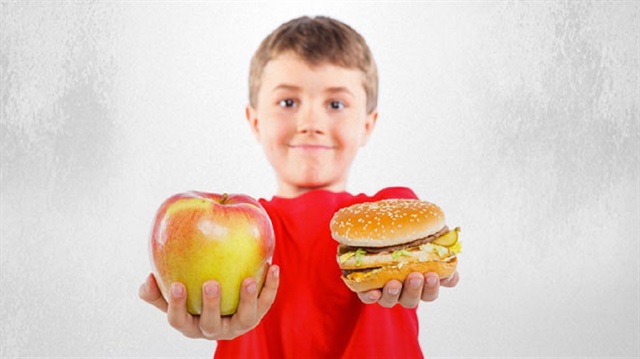Özellikle okul çağındaki ve ergen çocuklarda endişe verici boyutlara oluşan fazla kilo ve obezite, ileride gelişebilecek diyabet ve kardiyovasküler hastalıklar açısından da önemli bir risk oluşturuyor.