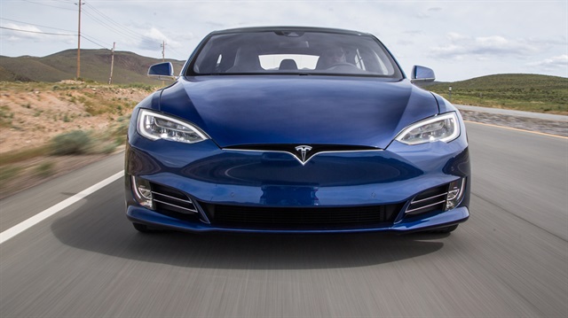 Tesla Motors'un Model S P100D modelinde 100 kWh batarya bulunuyor. Bu araç, 0'dan 100 km/s hıza 2.4 saniyede ulaşabiliyor.
