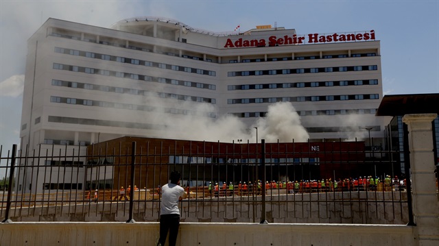 Adana Şehir Hastanesi inşaatında yangın çıktı. 