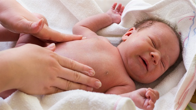 Yeni doğan bebeklerde gizli hasarlar verebilecek hastalıkların hiç ortaya çıkmadan tanı konmasını amaçlayan topuk kanı testi bebek doğduktan sonra ilk 48 ile 72. saatler arasında yapılmak zorunda.