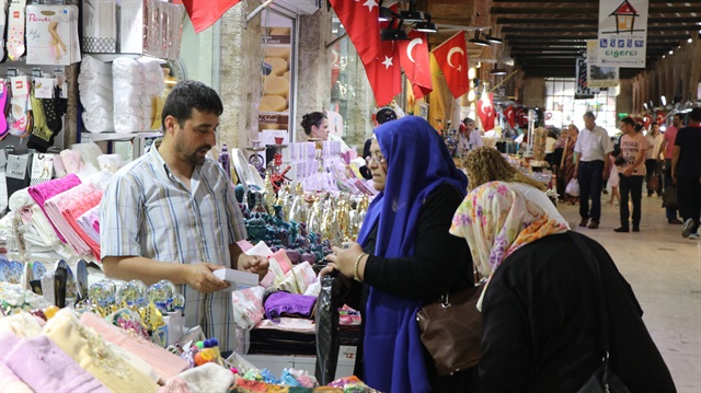 الأسواق العثمانية القديمة في تركيا تشهد ازدحاما قبيل عيد الفطر