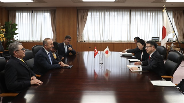 جاويش أوغلو يبحث مع وزير الاقتصاد الياباني سبل تعزيز الاستثمارات