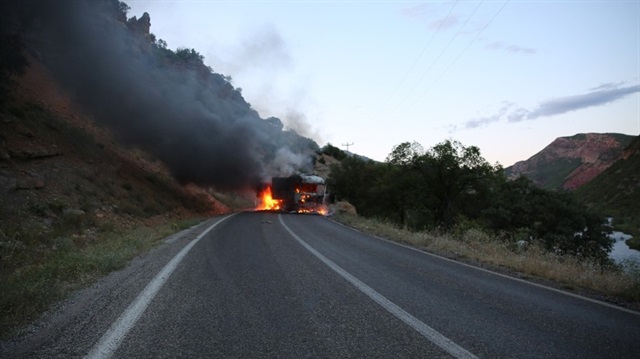Tunceli’de yol kesen PKK’lılar araç yaktı