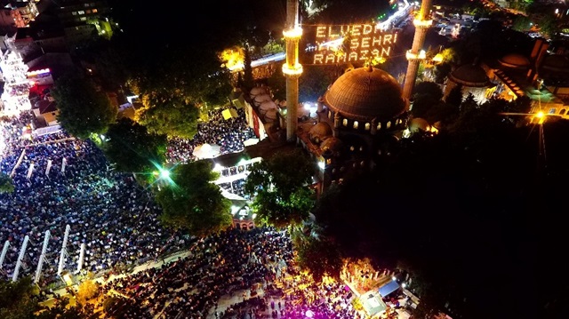 ​İstanbul'da Kadir Gecesi dualarla idrak edildi