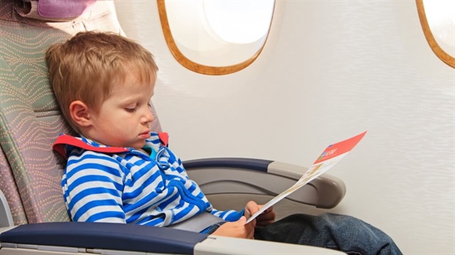 Uçuşu çocuğun uyku düzenine göre ayarlamaya çalışın. Çünkü uykusuz kalmak çocuğunuzun daha endişeli olmasına sebep olacaktır. Uçuş sırasında çocuğu, kaygısını azaltabilecek şeylere yöneltin: oyun oynamak, kitap okumak, film izlemek gibi. Kendi kaygınızı kontrol edin. Sakin kalmaya çalışın