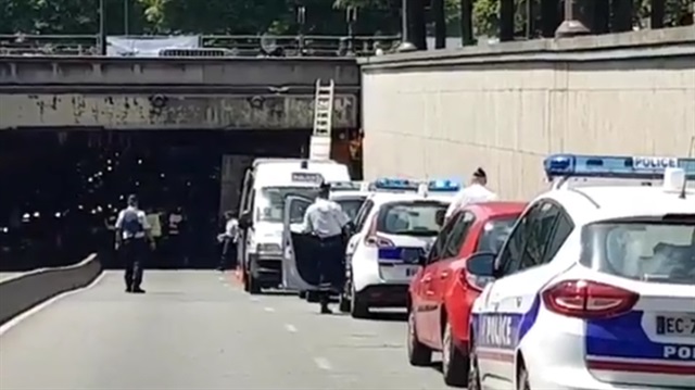 Fransa'da turistleri taşıyan otobüs Paris Köprüsüne çarptı.