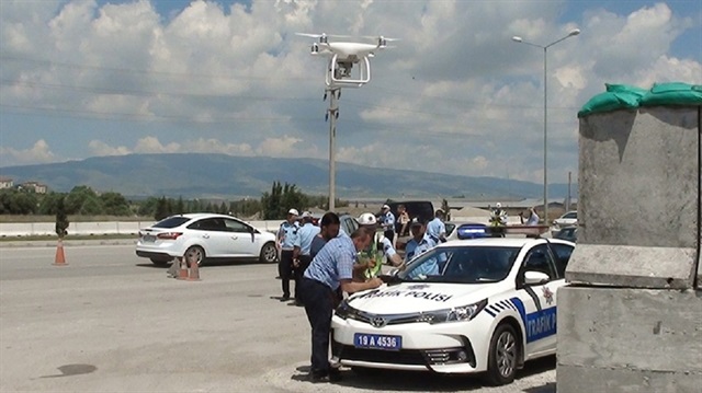 Yollardaki bayram trafiğine drone'lu denetim yapıldı. 