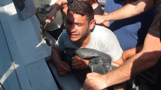 Taksim Meydanı’nda kolu yürüyen merdivene sıkışan şahsı itfayie 