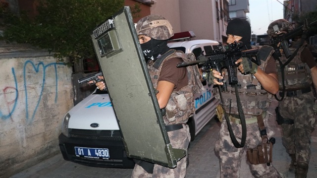 Adana’da operasyona 500 polis katıldı. 