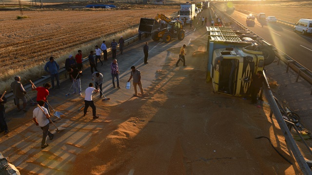 Şanlıurfa'da kamyon otomobile çarptı: 9 yaralı
