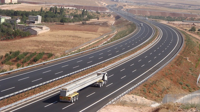  450 km uzunluğundaki İstanbul-Ankara TEM yolunu 4 saat 15 dakika, Bodrum’a giderken kullanılan 112 km’lik İzmir-Aydın yolunu 1 saat 11 dakikadan kısa sürede tamamlayanlar, hız limitini aşmış olacak haklarında cezai işlem uygulanacak. 