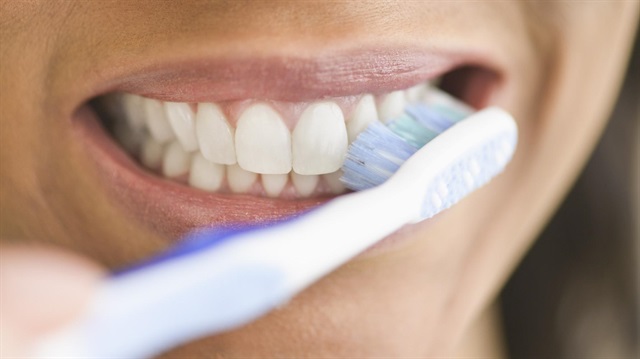Sağlıklı dişler için her gün, sabah ve akşam dişleri fırçalamalı, diş ipi kullanılmalı ve ağız gargaraları ile dişlerin detaylı temizliği yapılmalı.