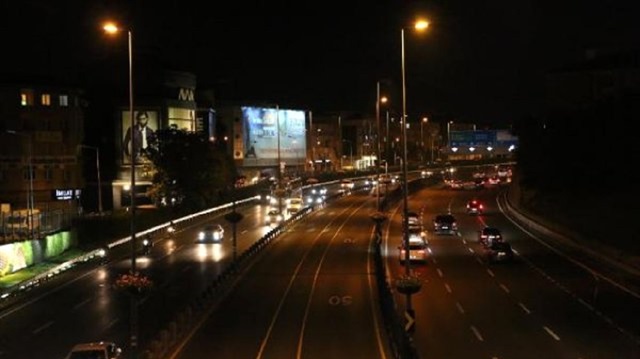 ​İstanbul’da öğlen saatlerinde başlayan bayram trafiği yoğunluğu, iftar sonrası yerini bomboş yollara bıraktı.