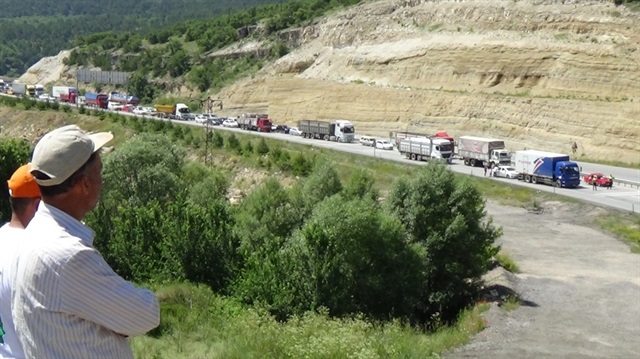 Kütahya Haber:  ​Kütahya’da tırın devrilmesi sonucu, 1 kişi yaralandı. Kütahya-Eskişehir karayolu kaza nedeniyle ve tek yönlü olarak 1,5 saat ulaşıma kapandı.