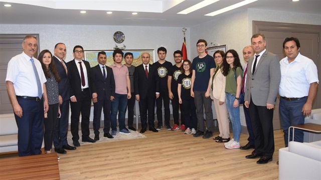 Öğrenci Seçme ve Yerleştirme Merkezi’nce 12 Mart 2017 Pazar günü gerçekleştirilen Yüksek Öğretime Geçiş Sınavı’nda, Türkiye genelinde ilk 100’e giren öğrenciler, başarılarının sevinç ve gururunu Vali Mahmut Demirtaş ile paylaştı.
